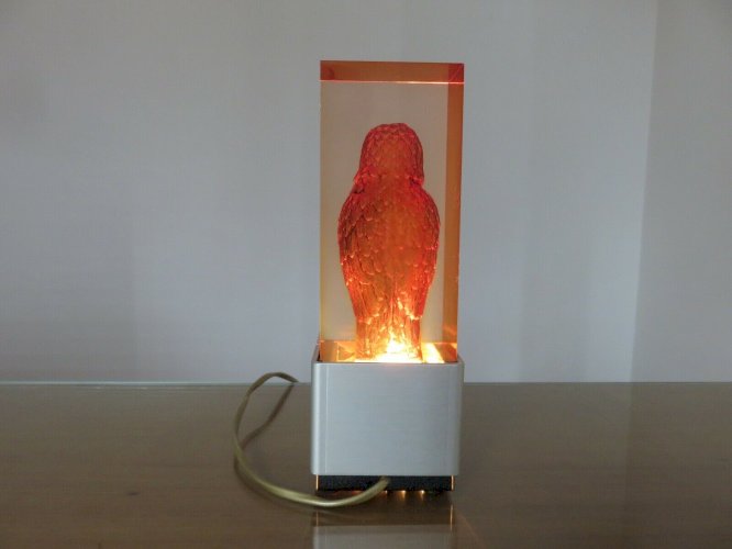 LAMPE DAMBIANCE EN RESINE A INCLUSION PIERRE GIRAUDON CHOUETTE OU HIBOU 1960 