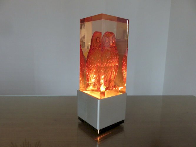 LAMPE DAMBIANCE EN RESINE A INCLUSION PIERRE GIRAUDON CHOUETTE OU HIBOU 1960 