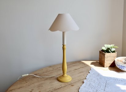 Lampe de chevet vintage en bois peint jaune – Abat-jour