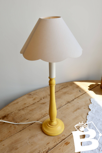 Lampe de chevet vintage en bois peint jaune – Abat-jour