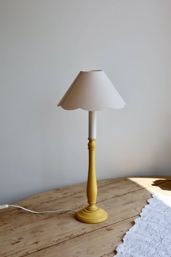 Lampe de chevet vintage en bois peint jaune – Abat-jour