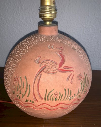 Lampe de salon vintage en terre cuite décor incisé animalier 1950's