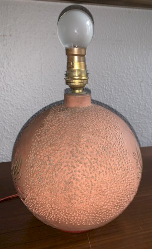 Lampe de salon vintage en terre cuite décor incisé animalier 1950's