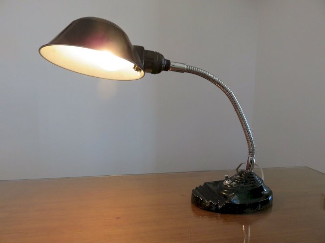 LAMPE DE STYLE BAUHAUS, INDUSTRIELLE METAL NOIR ET FLEXIBLE CHROME ANNEES 40 50 