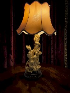 Vintage chinoiserie table lamp – Asian figurines in ivory effect resin
