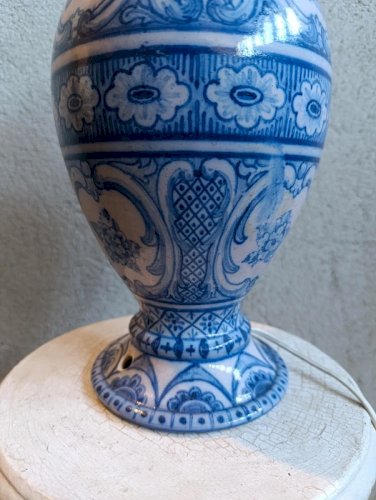 lampe decor floral et arabesque  bleu signée F.L solovem? en bon etat