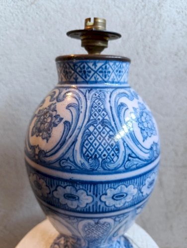 lampe decor floral et arabesque  bleu signée F.L solovem? en bon etat