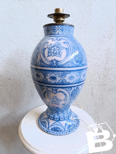 lampe decor floral et arabesque  bleu signée F.L solovem? en bon etat