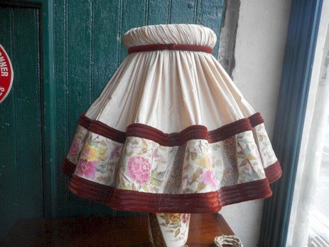 LAMPE EN FAIENCE ET EMAUX AVEC ABAT JOUR JAPONAIS