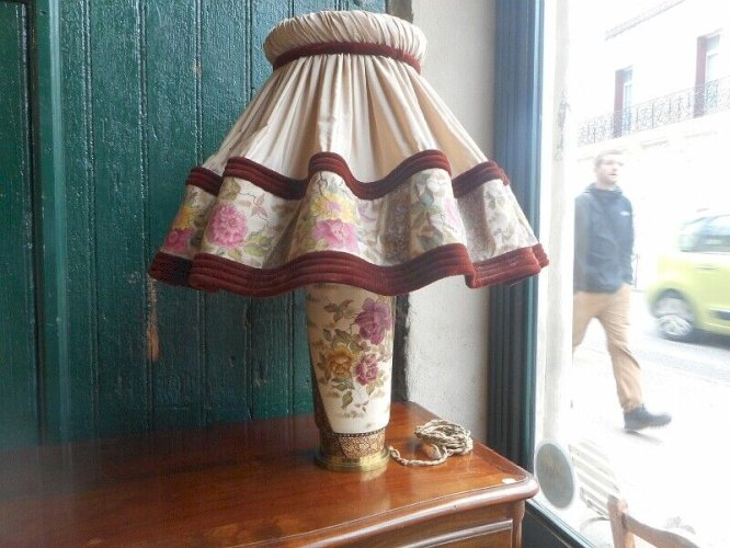 LAMPE EN FAIENCE ET EMAUX AVEC ABAT JOUR JAPONAIS