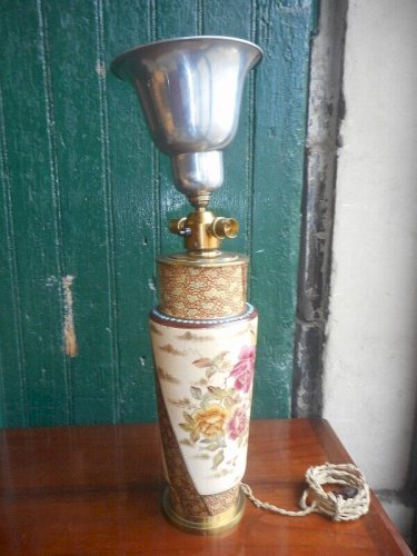 LAMPE EN FAIENCE ET EMAUX AVEC ABAT JOUR JAPONAIS