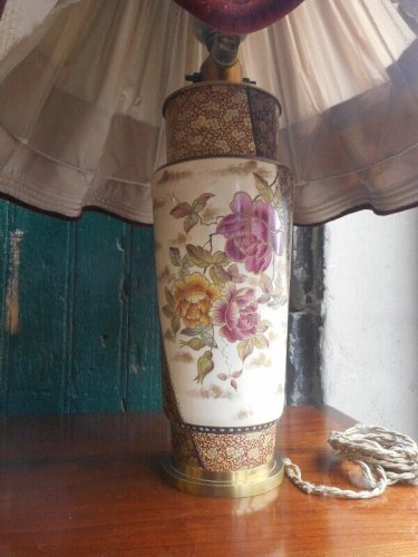 LAMPE EN FAIENCE ET EMAUX AVEC ABAT JOUR JAPONAIS