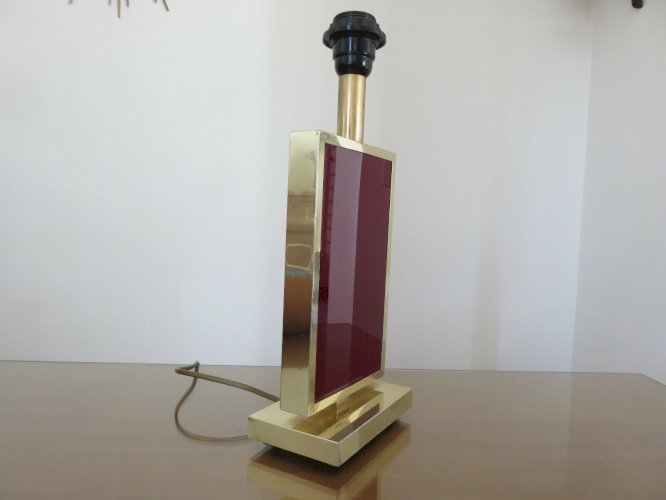 LAMPE EN LAITON ET PLEXIGLASS OPAQUE COULEUR BORDEAUX HOLLYWOOD REGENCY 1970