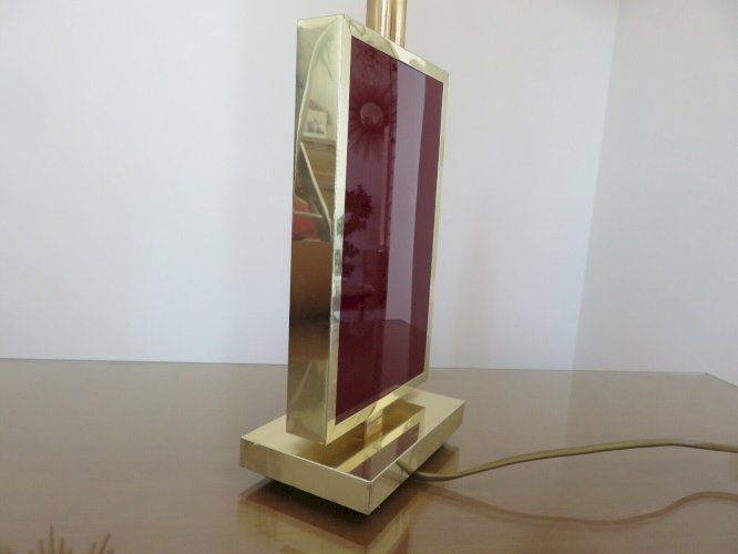 LAMPE EN LAITON ET PLEXIGLASS OPAQUE COULEUR BORDEAUX HOLLYWOOD REGENCY 1970