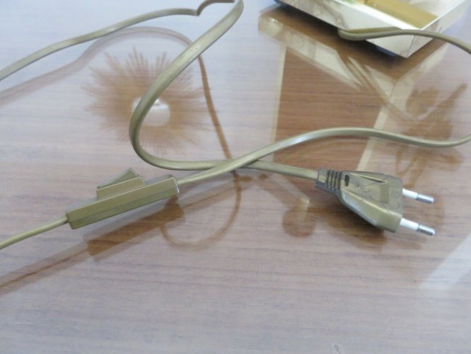 LAMPE EN LAITON ET PLEXIGLASS OPAQUE COULEUR BORDEAUX HOLLYWOOD REGENCY 1970