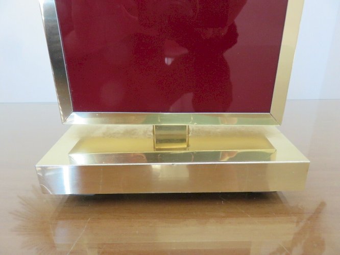 LAMPE EN LAITON ET PLEXIGLASS OPAQUE COULEUR BORDEAUX HOLLYWOOD REGENCY 1970