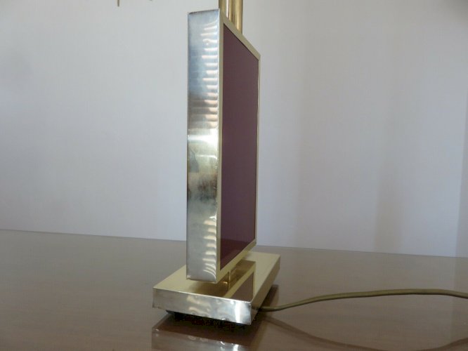 LAMPE EN LAITON ET PLEXIGLASS OPAQUE COULEUR BORDEAUX HOLLYWOOD REGENCY 1970