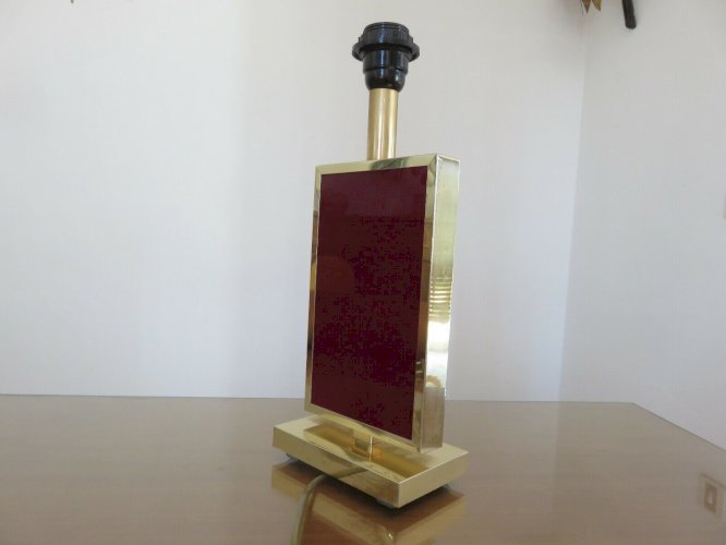 LAMPE EN LAITON ET PLEXIGLASS OPAQUE COULEUR BORDEAUX HOLLYWOOD REGENCY 1970
