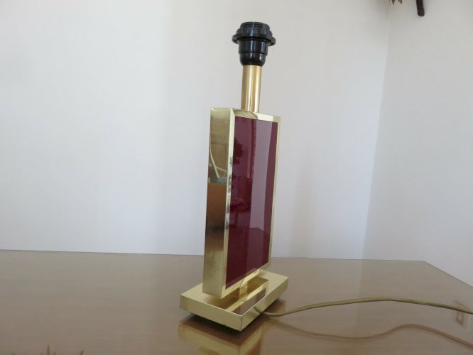 LAMPE EN LAITON ET PLEXIGLASS OPAQUE COULEUR BORDEAUX HOLLYWOOD REGENCY 1970