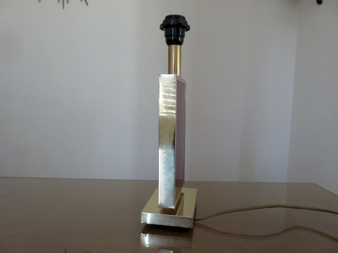 LAMPE EN LAITON ET PLEXIGLASS OPAQUE COULEUR BORDEAUX HOLLYWOOD REGENCY 1970