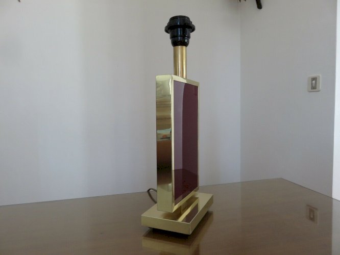 LAMPE EN LAITON ET PLEXIGLASS OPAQUE COULEUR BORDEAUX HOLLYWOOD REGENCY 1970