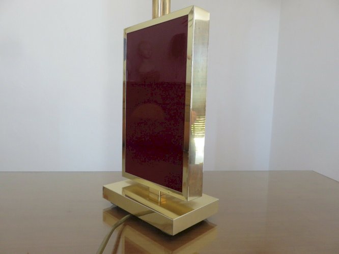 LAMPE EN LAITON ET PLEXIGLASS OPAQUE COULEUR BORDEAUX HOLLYWOOD REGENCY 1970