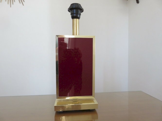 LAMPE EN LAITON ET PLEXIGLASS OPAQUE COULEUR BORDEAUX HOLLYWOOD REGENCY 1970