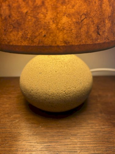 lampe en pierre avec son abat jour en fleurs séchées 1970