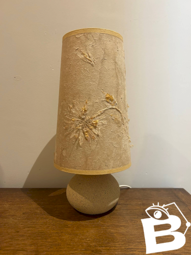 lampe en pierre avec son abat jour en fleurs séchées 1970
