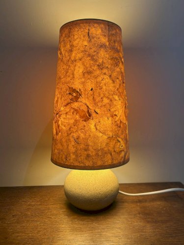lampe en pierre avec son abat jour en fleurs séchées 1970