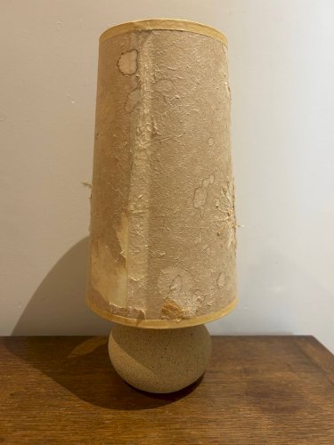 lampe en pierre avec son abat jour en fleurs séchées 1970