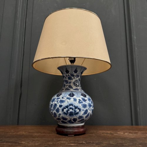 Lampe en porcelaine bleue et blanc Chine XXe sur support en bois L8889