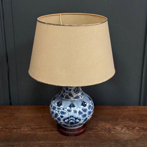 Lampe en porcelaine bleue et blanc Chine XXe sur support en bois L8889