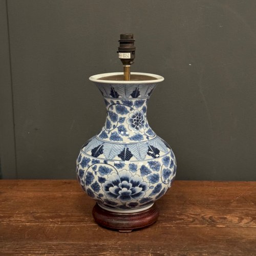 Lampe en porcelaine bleue et blanc Chine XXe sur support en bois L8889