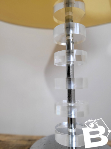 Lampe moderniste en plexiglas et chrome XXe