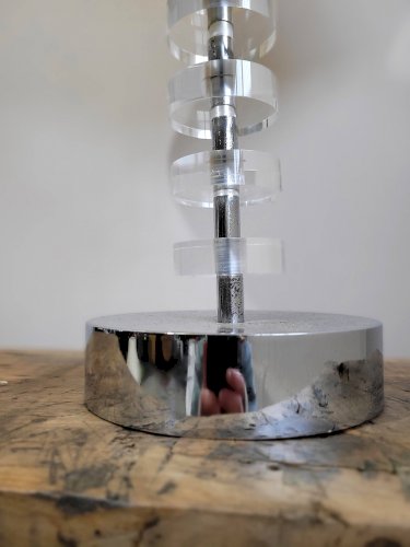 Lampe moderniste en plexiglas et chrome XXe