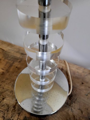Lampe moderniste en plexiglas et chrome XXe