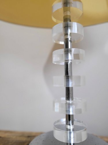 Lampe moderniste en plexiglas et chrome XXe