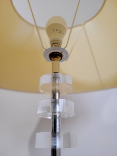 Lampe moderniste en plexiglas et chrome XXe