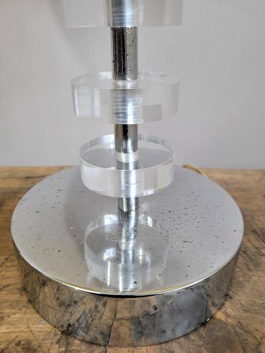 Lampe moderniste en plexiglas et chrome XXe