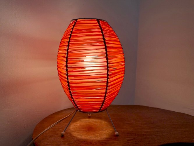 LAMPE TRIPODE ANNEES 50 RUBAN PLASTIQUE ROUGE ORANGE ET METAL LAQUE BLANC