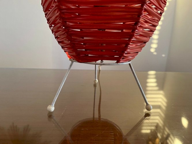 LAMPE TRIPODE ANNEES 50 RUBAN PLASTIQUE ROUGE ORANGE ET METAL LAQUE BLANC