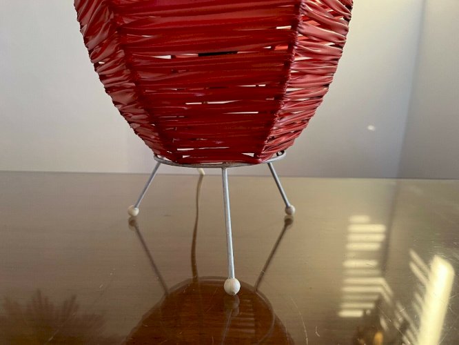 LAMPE TRIPODE ANNEES 50 RUBAN PLASTIQUE ROUGE ORANGE ET METAL LAQUE BLANC
