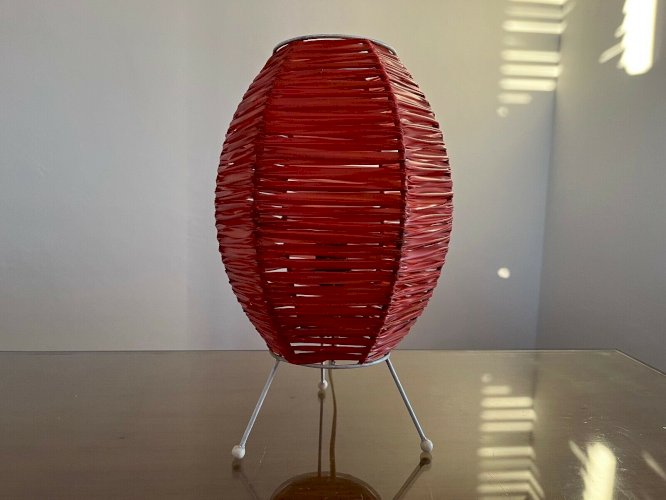 LAMPE TRIPODE ANNEES 50 RUBAN PLASTIQUE ROUGE ORANGE ET METAL LAQUE BLANC