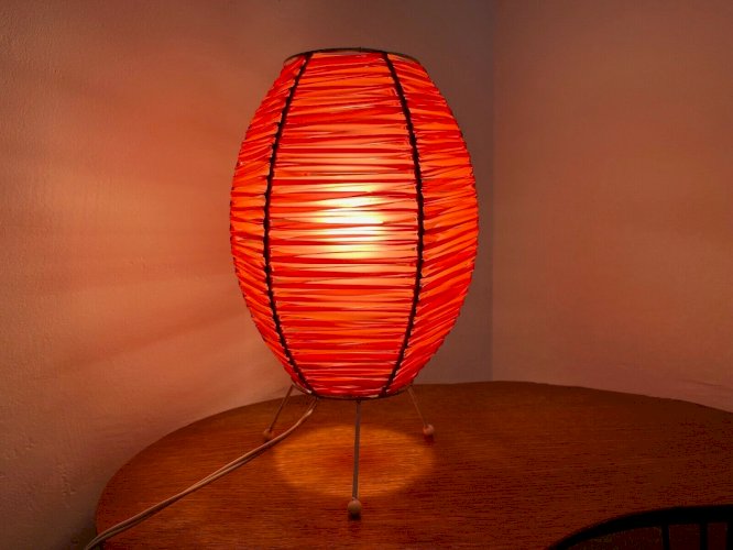 LAMPE TRIPODE ANNEES 50 RUBAN PLASTIQUE ROUGE ORANGE ET METAL LAQUE BLANC