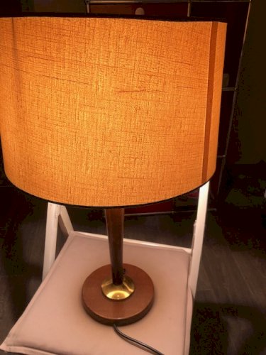 lampe Unilux en bois et laiton années 50