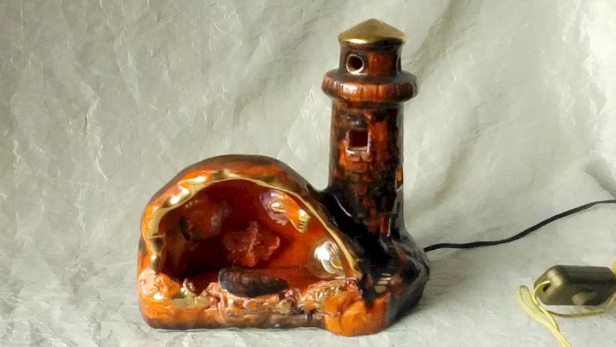 LAMPE VEILLEUSE EN CERAMIQUE VALLAURIS PHARE ET FOND MARIN VINTAGE