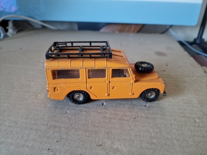 Land Rover 109 WB marque Corgi ( made in GB ) échelle 1/36