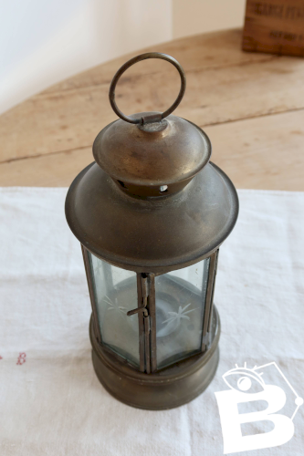 Lanterne ancienne en métal doré patiné et verre gravé – style bougeoir déco