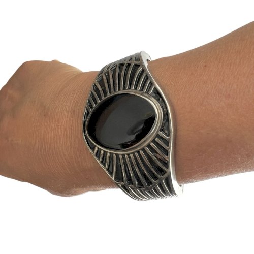 Large bracelet émaillé contemporain ressort métal argenté design